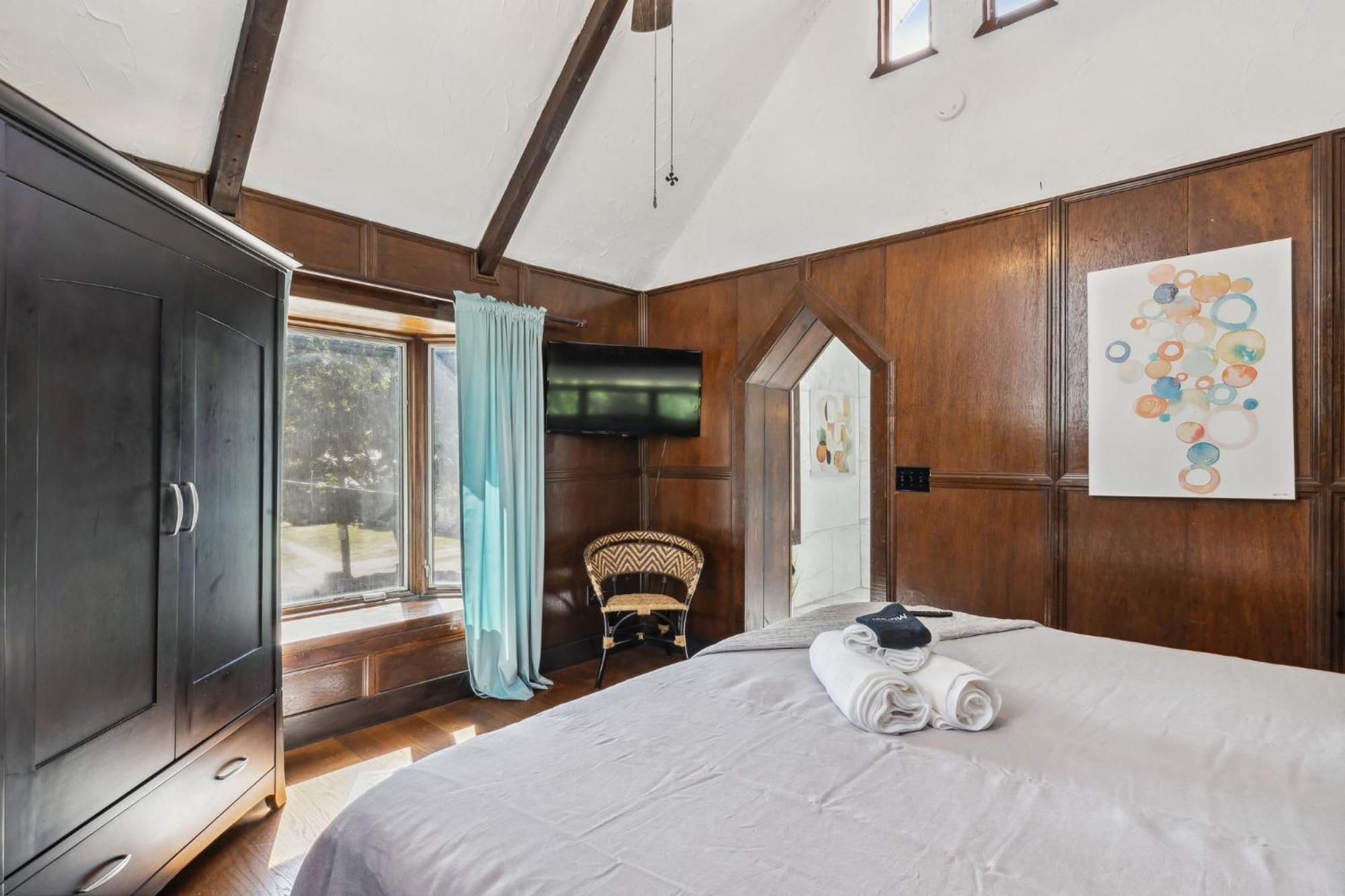 Enchanted Castle - Your Royal Getaway Awaits Cleveland Bagian luar foto