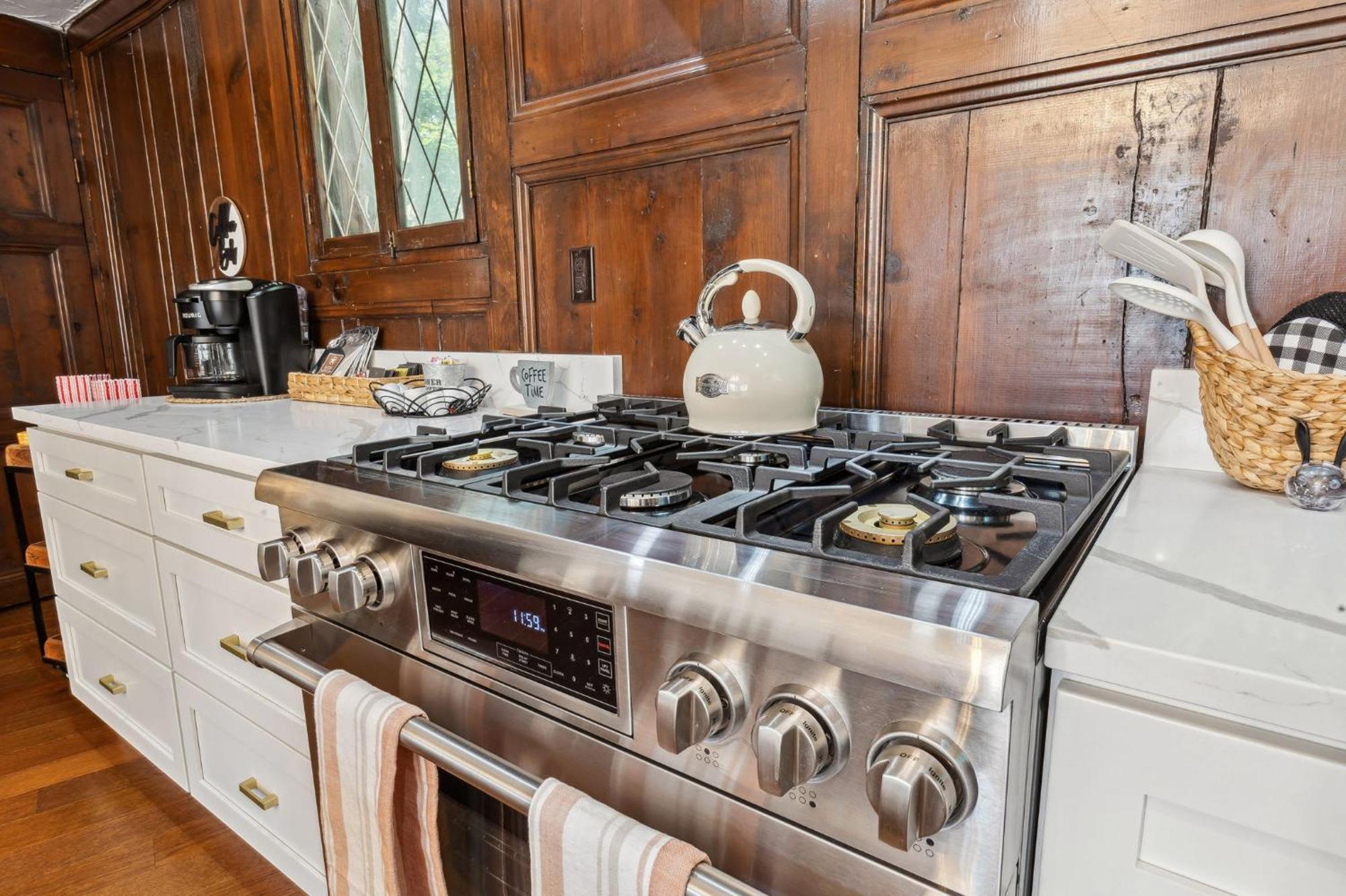 Enchanted Castle - Your Royal Getaway Awaits Cleveland Bagian luar foto