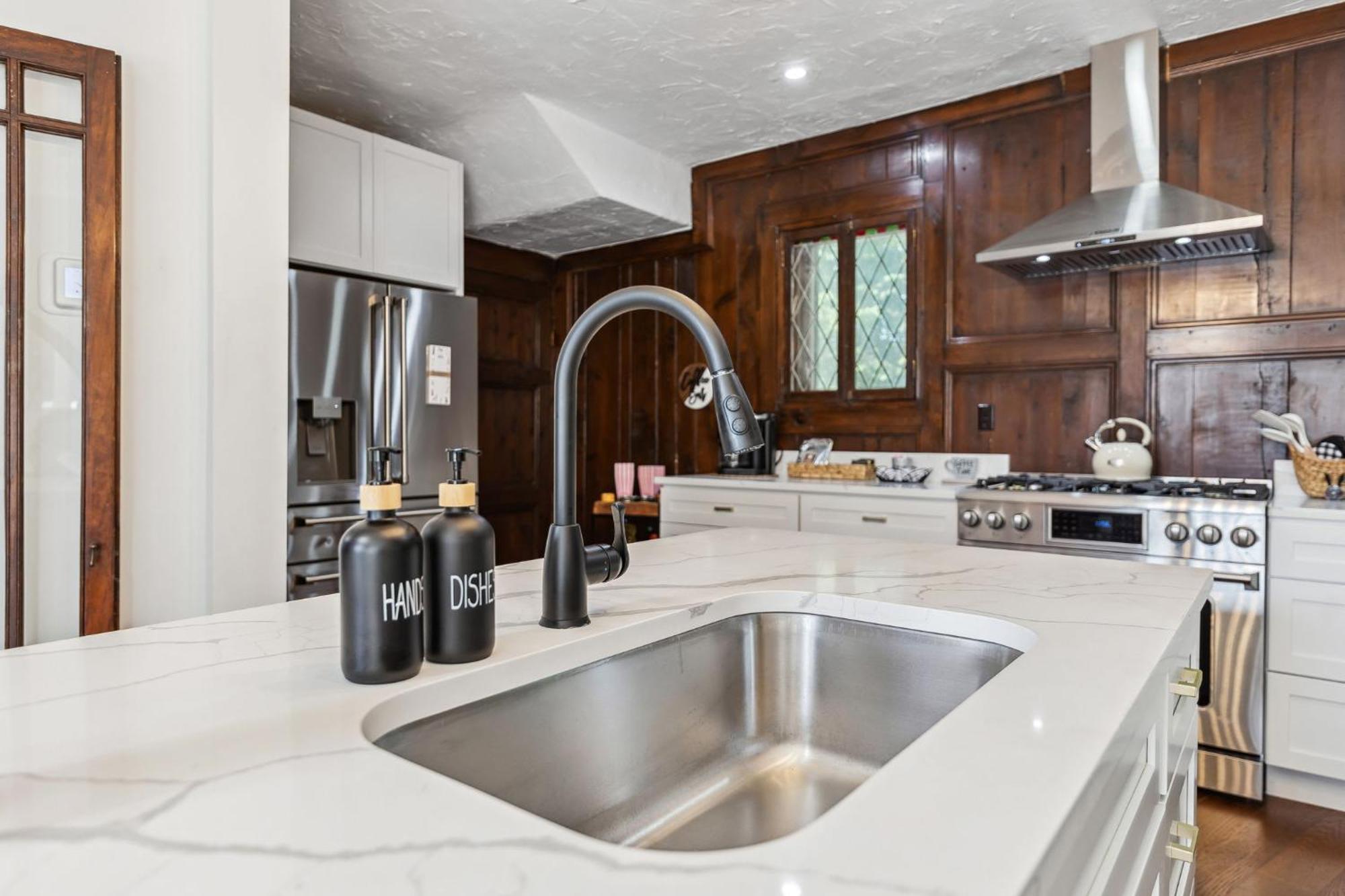 Enchanted Castle - Your Royal Getaway Awaits Cleveland Bagian luar foto