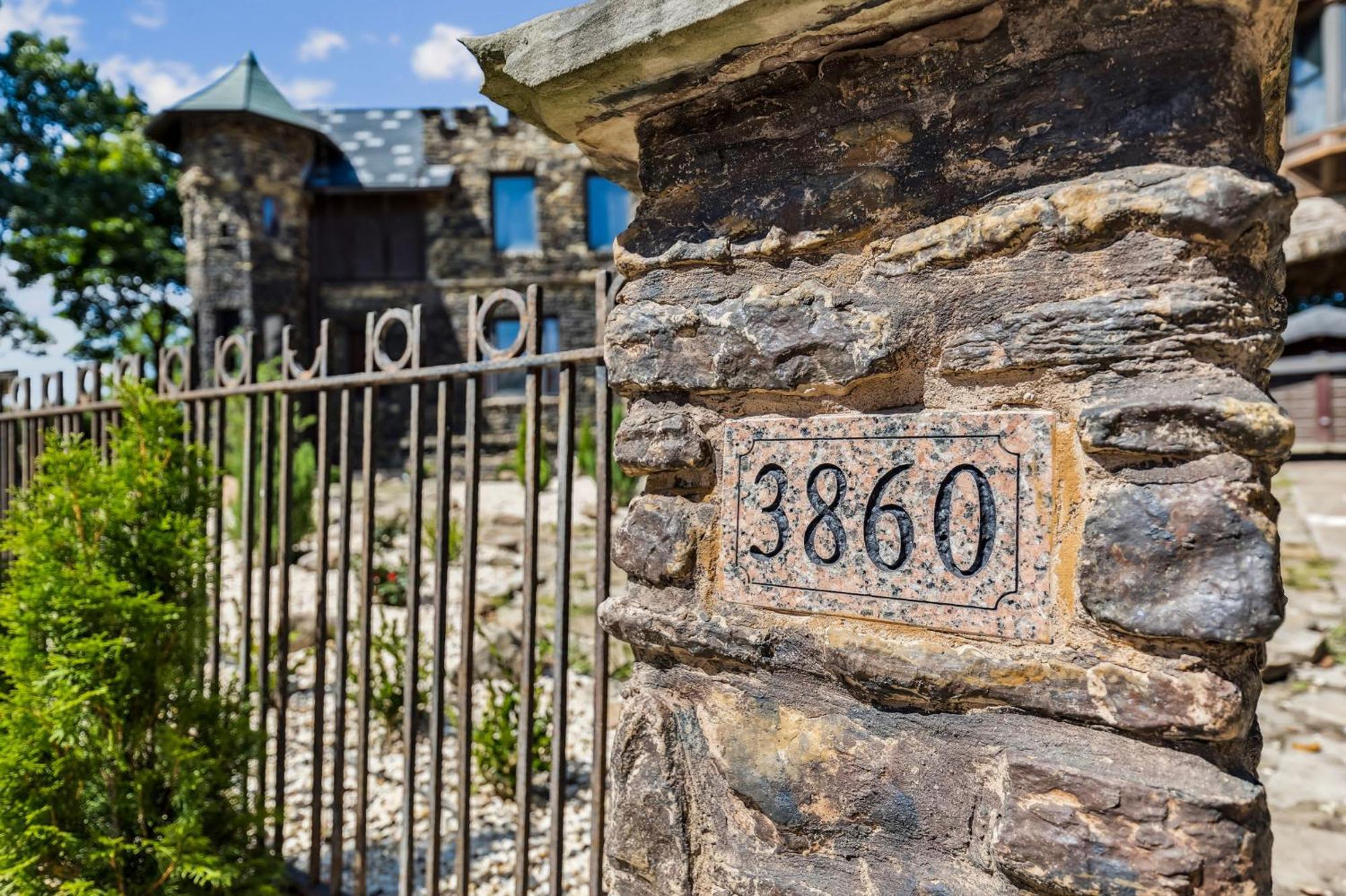Enchanted Castle - Your Royal Getaway Awaits Cleveland Bagian luar foto