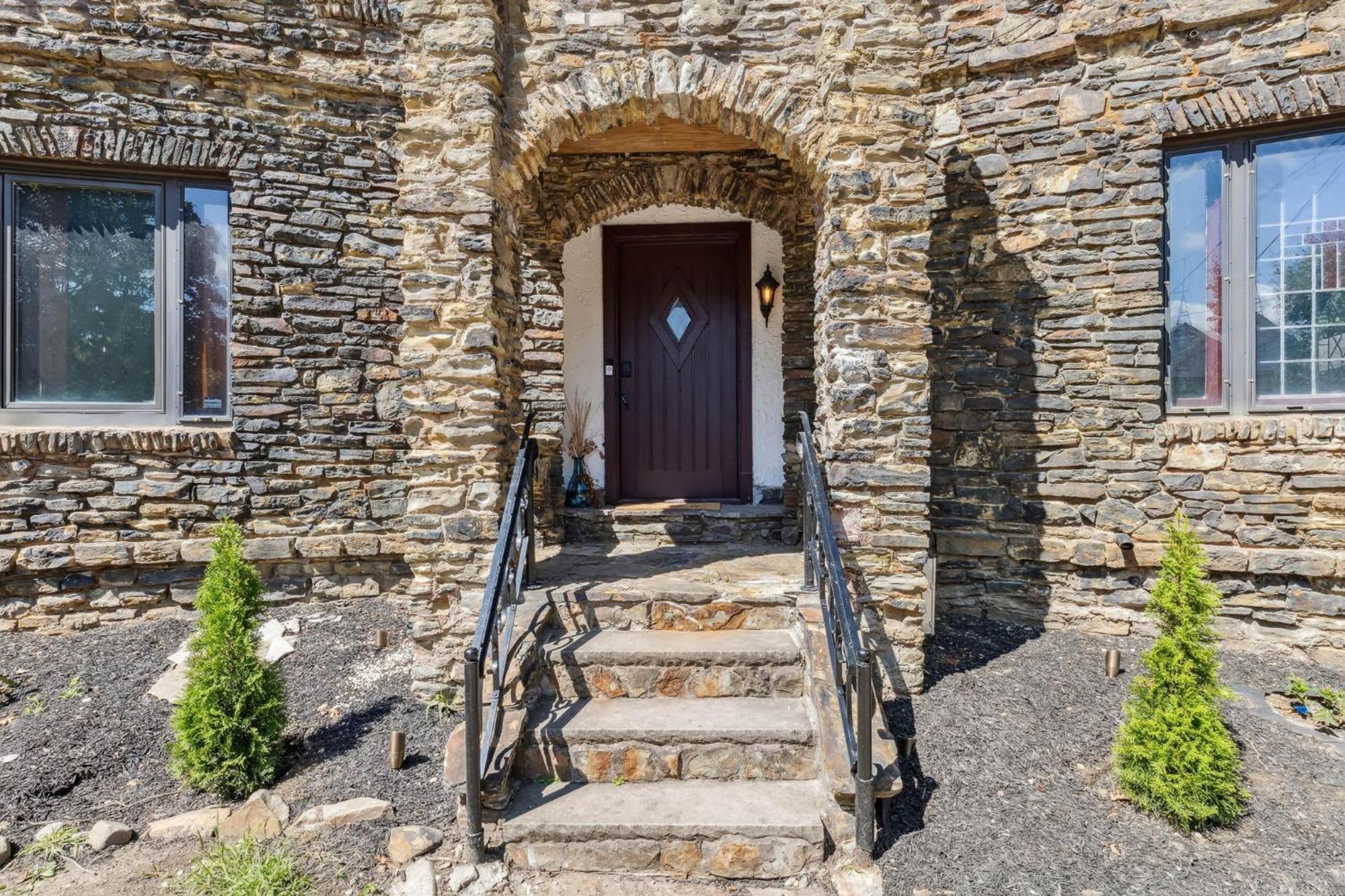 Enchanted Castle - Your Royal Getaway Awaits Cleveland Bagian luar foto