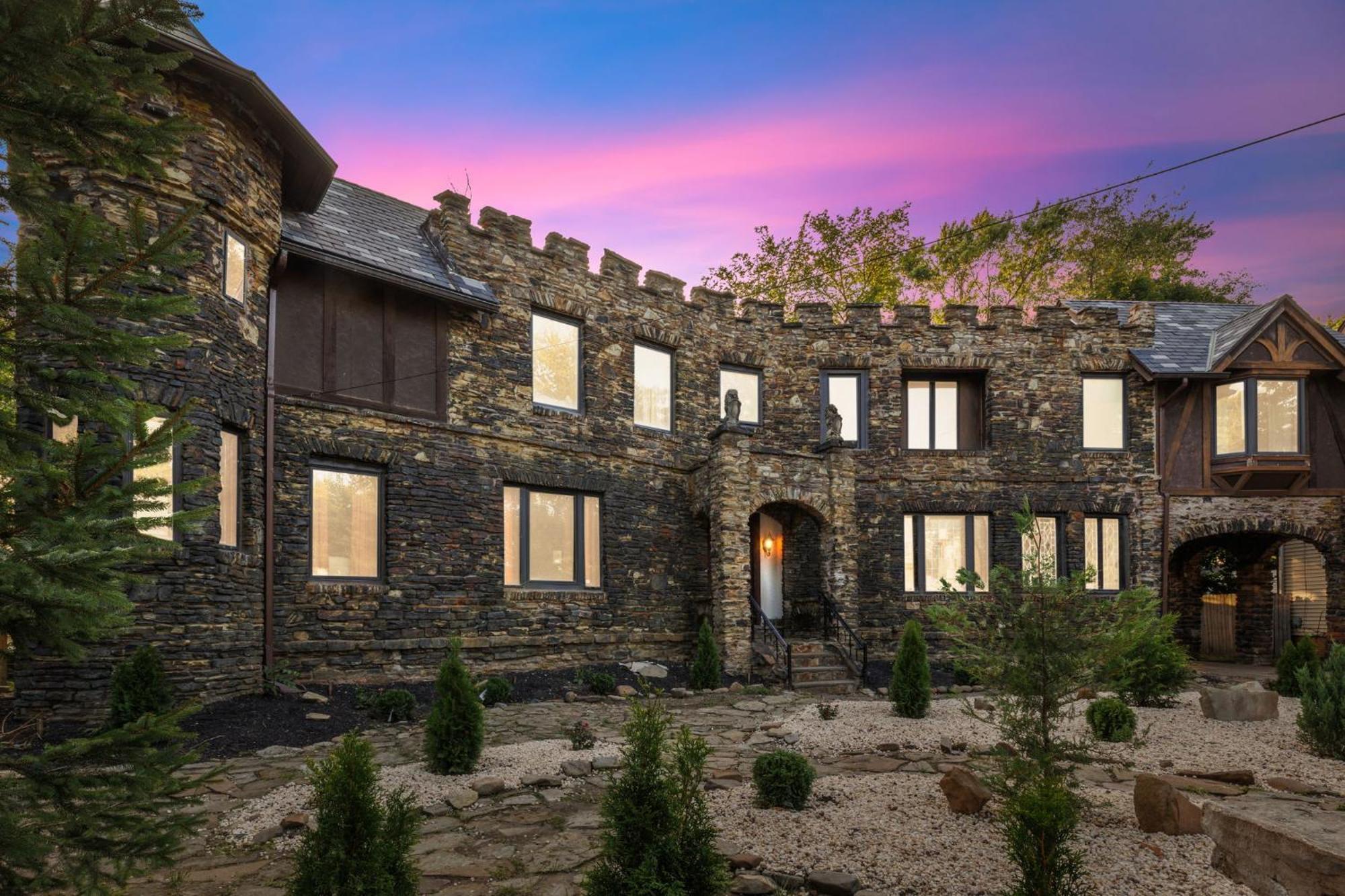 Enchanted Castle - Your Royal Getaway Awaits Cleveland Bagian luar foto